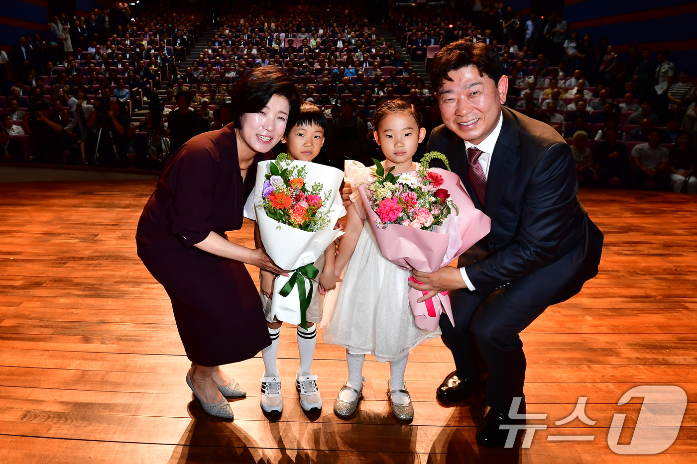 (포항=뉴스1) 최창호 기자 = 박용선 경북 포항시장과 부인 장재필 여사가 민선 9기 첫 날인 1일 오전 시청 대잠홀에서 열린 취임식에서 어린이들로부터 꽃다발을 받은 후 기념촬영을 …