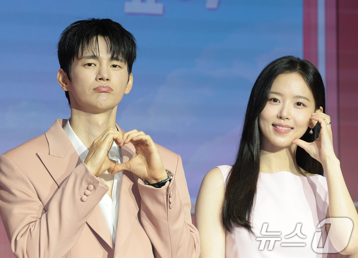 (서울=뉴스1) 권현진 기자 = 배우 강한나와 서인국(오른쪽)이 1일 서울 마포구 호텔 나루 서울 엠갤러리에서 열린 넷플릭스 예능 ‘모태솔로지만 연애는 하고 싶어’ 시즌2 제작발표 …