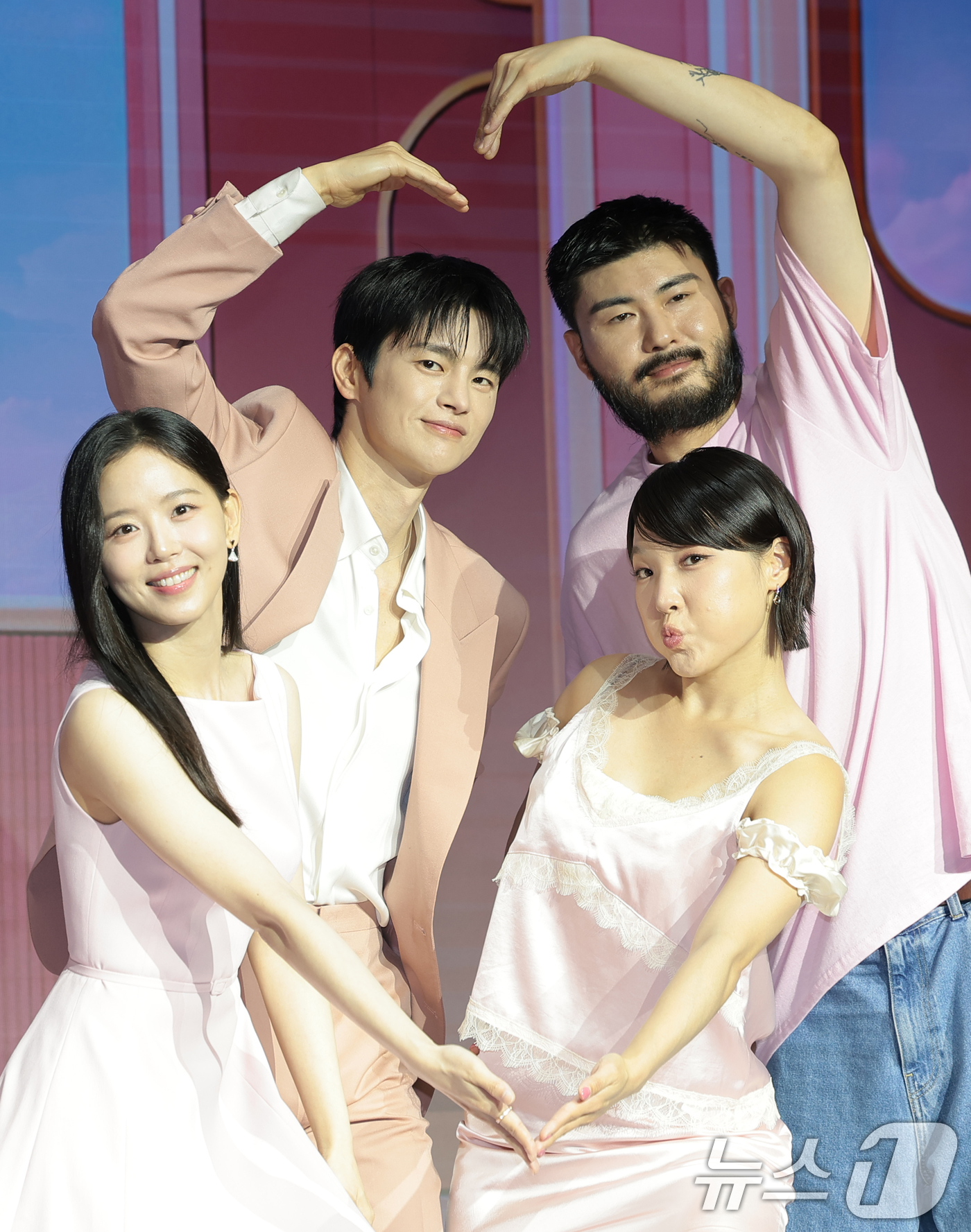 (서울=뉴스1) 권현진 기자 = 강한나(왼쪽부터)와 서인국, 이은지, 카더카든이 1일 서울 마포구 호텔 나루 서울 엠갤러리에서 열린 넷플릭스 예능 ‘모태솔로지만 연애는 하고 싶어’ …