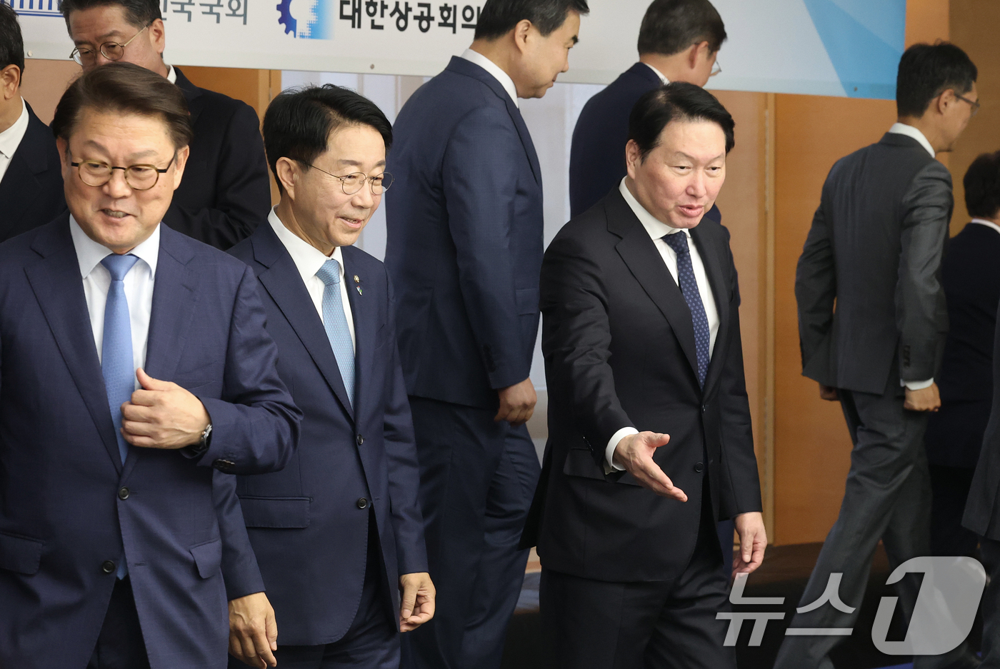 (서울=뉴스1) 오대일 기자 = 조정식 국회의장과 최태원 대한상의 회장이 1일 오전 서울 중구 대한상공회의소 회관에서 열린 경제대도약 간담회에서 참석자들과 기념촬영을 진행한 후 자 …