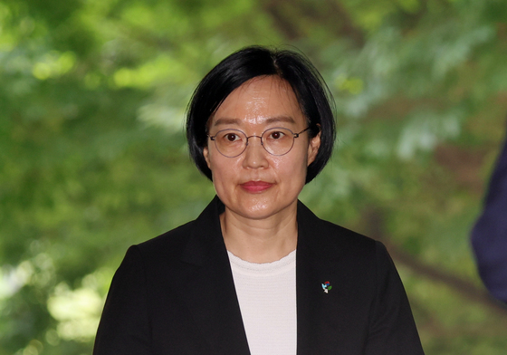 정부서울청사 들어서는 한성숙 총리