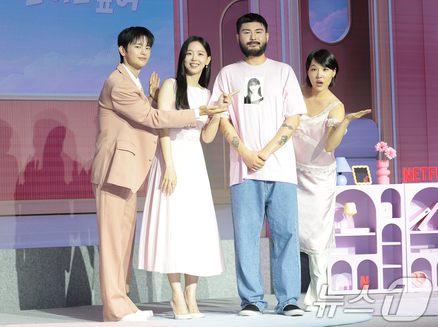 본문 이미지 - 배우 서인국(왼쪽부터)과 강한나, 카더카든, 이은지가 1일 서울 마포구 호텔 나루 서울 엠갤러리에서 열린 넷플릭스 예능 ‘모태솔로지만 연애는 하고 싶어’ 시즌2 제작발표회에서 포즈를 취하고 있다. ‘​모태솔로지만 연애는 하고 싶어​’ 시즌2는 경험치는 제로지만, 기대치는 최고인 모태솔로들의 첫 연애 도전기이자 공감과 훈수를 부르는 메이크오버 연애 리얼리티​다. 2026.7.1 ⓒ 뉴스1 권현진 기자