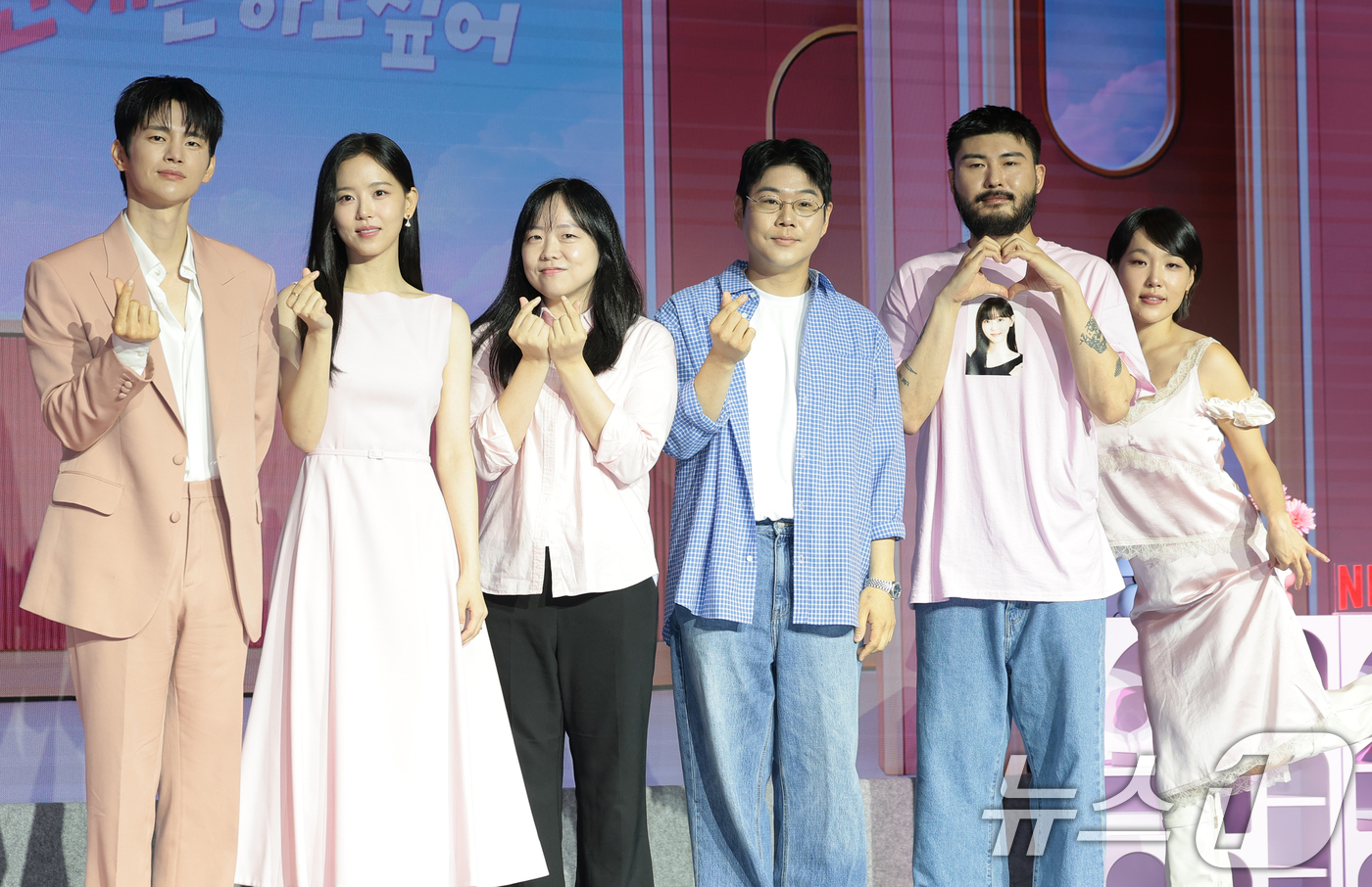 (서울=뉴스1) 권현진 기자 = 배우 서인국(왼쪽부터)과 강하나, 김노은 PD, 원승재 PD, 카더카든, 이은지가 1일 서울 마포구 호텔 나루 서울 엠갤러리에서 열린 넷플릭스 예능 …