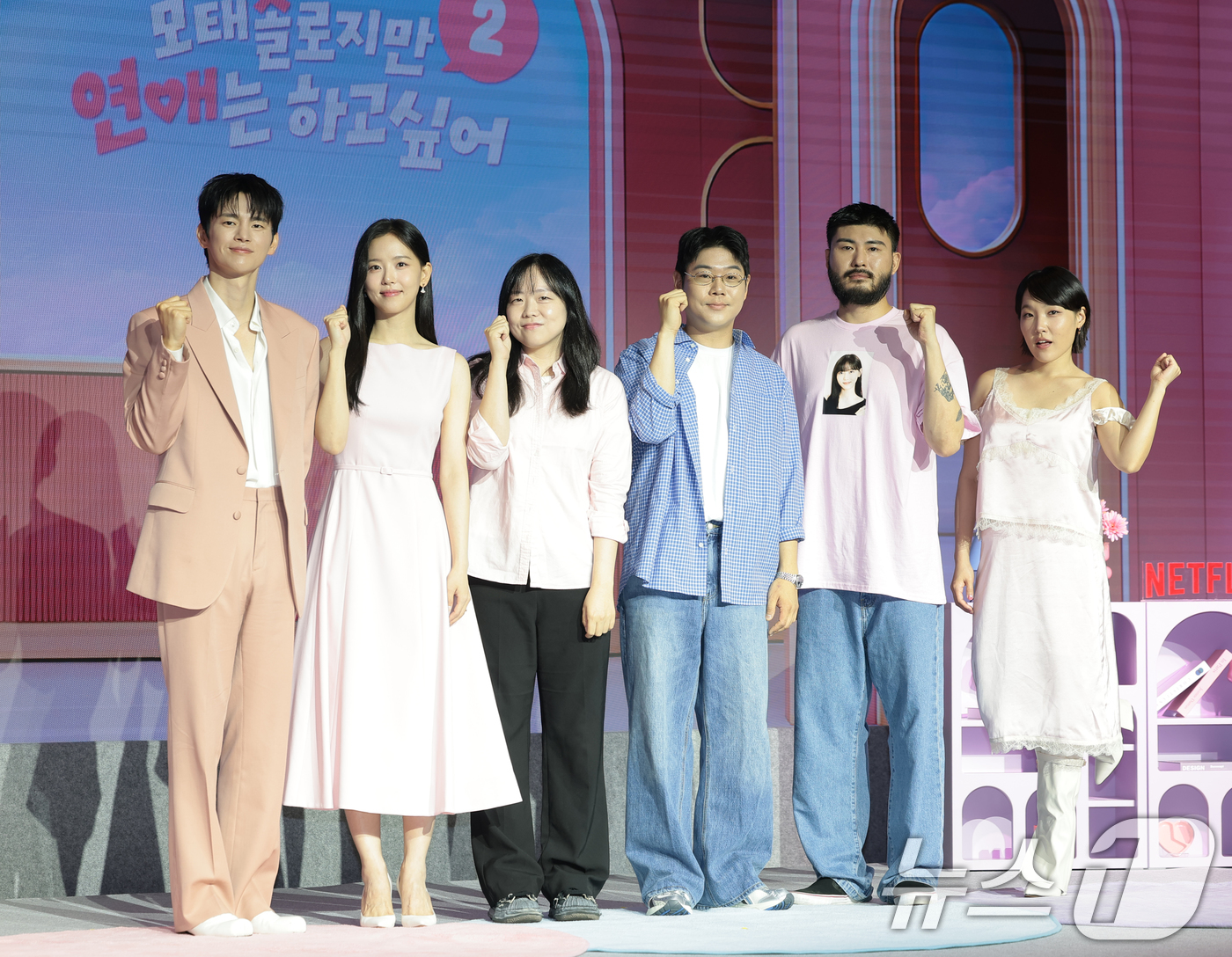 (서울=뉴스1) 권현진 기자 = 배우 서인국(왼쪽부터)과 강하나, 김노은 PD, 원승재 PD, 카더카든, 이은지가 1일 서울 마포구 호텔 나루 서울 엠갤러리에서 열린 넷플릭스 예능 …