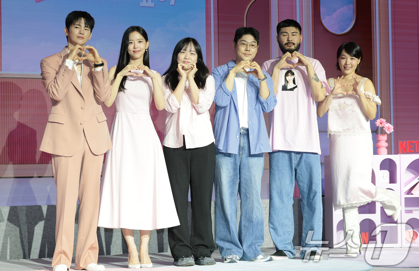 (서울=뉴스1) 권현진 기자 = 배우 서인국(왼쪽부터)과 강하나, 김노은 PD, 원승재 PD, 카더카든, 이은지가 1일 서울 마포구 호텔 나루 서울 엠갤러리에서 열린 넷플릭스 예능 …