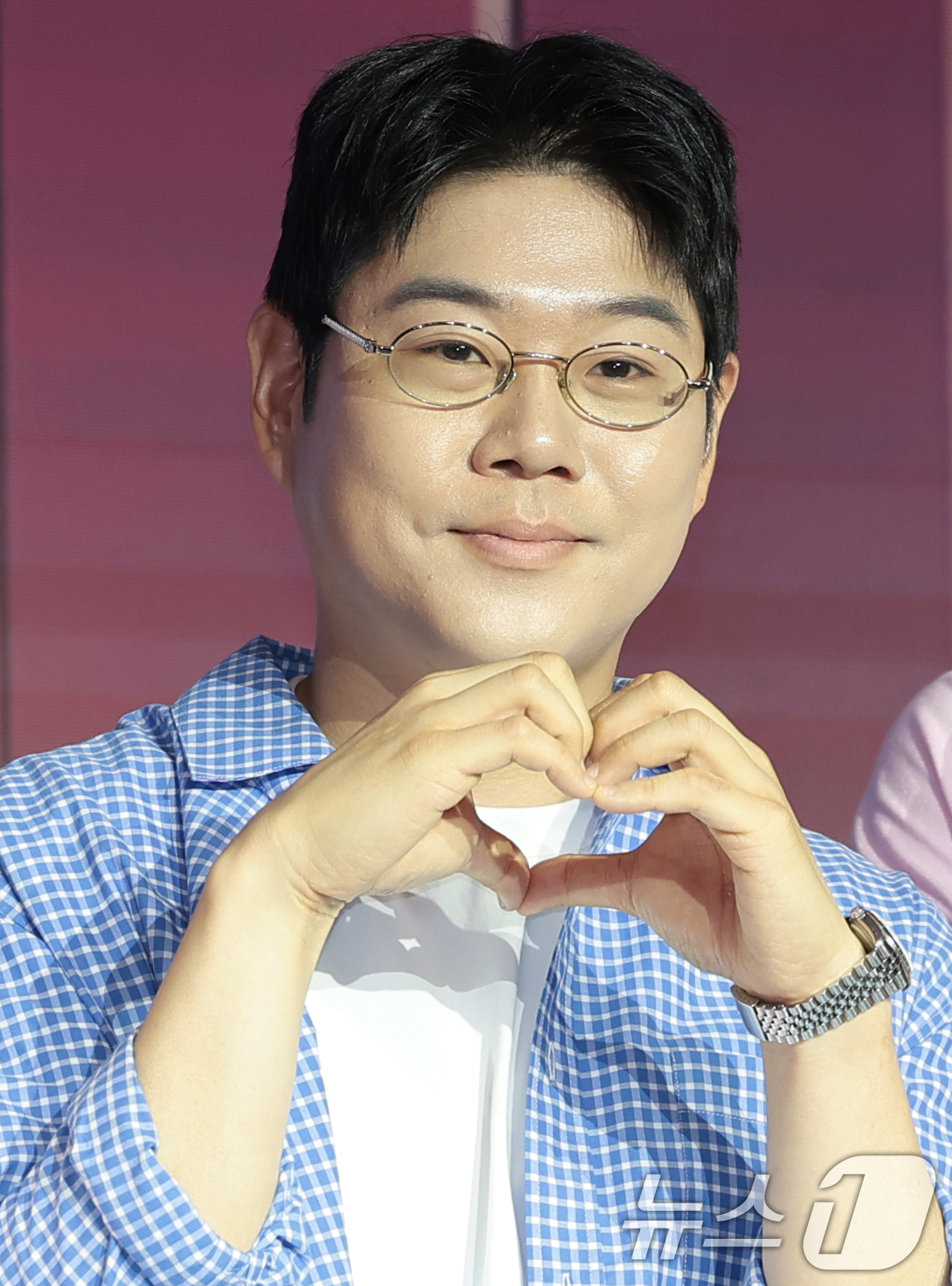 (서울=뉴스1) 권현진 기자 = 원승재 PD가 1일 서울 마포구 호텔 나루 서울 엠갤러리에서 열린 넷플릭스 예능 ‘모태솔로지만 연애는 하고 싶어’ 시즌2 제작발표회에서 포즈를 취하 …