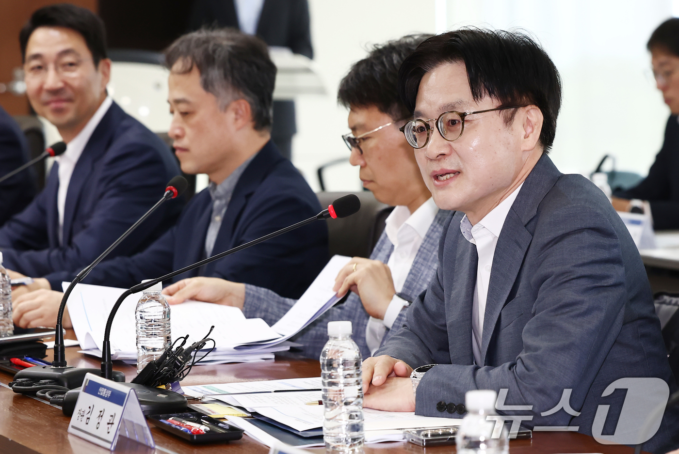 (서울=뉴스1) 김민지 기자 = 김정관 산업통상부 장관이 1일 오전 서울 영등포구 한국산업은행 본점에서 열린 '국민선장펀드-M.AX 프론티어 프로젝트 산업통상부·금융위원회 민관 합 …