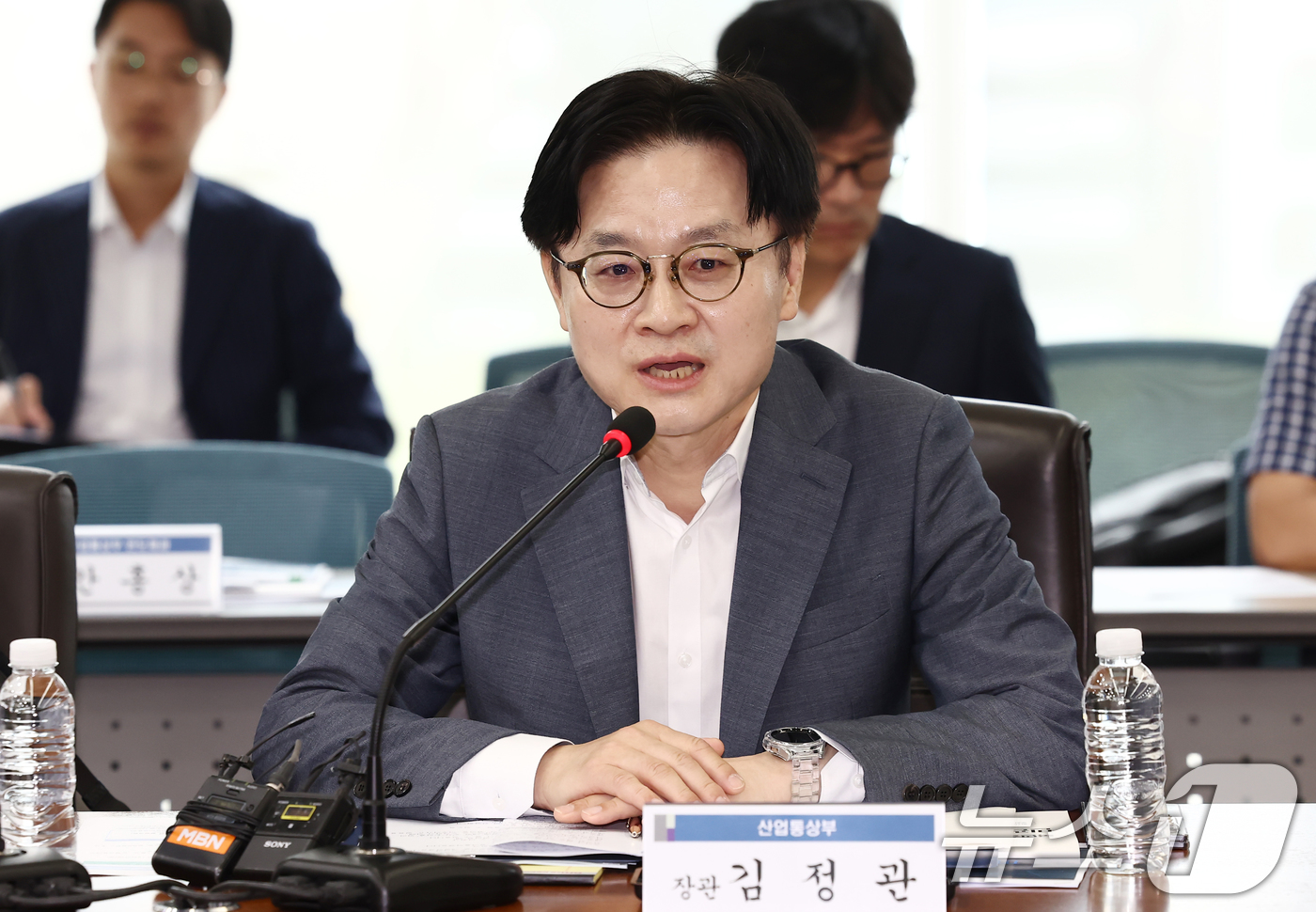 (서울=뉴스1) 김민지 기자 = 김정관 산업통상부 장관이 1일 오전 서울 영등포구 한국산업은행 본점에서 열린 '국민선장펀드-M.AX 프론티어 프로젝트 산업통상부·금융위원회 민관 합 …