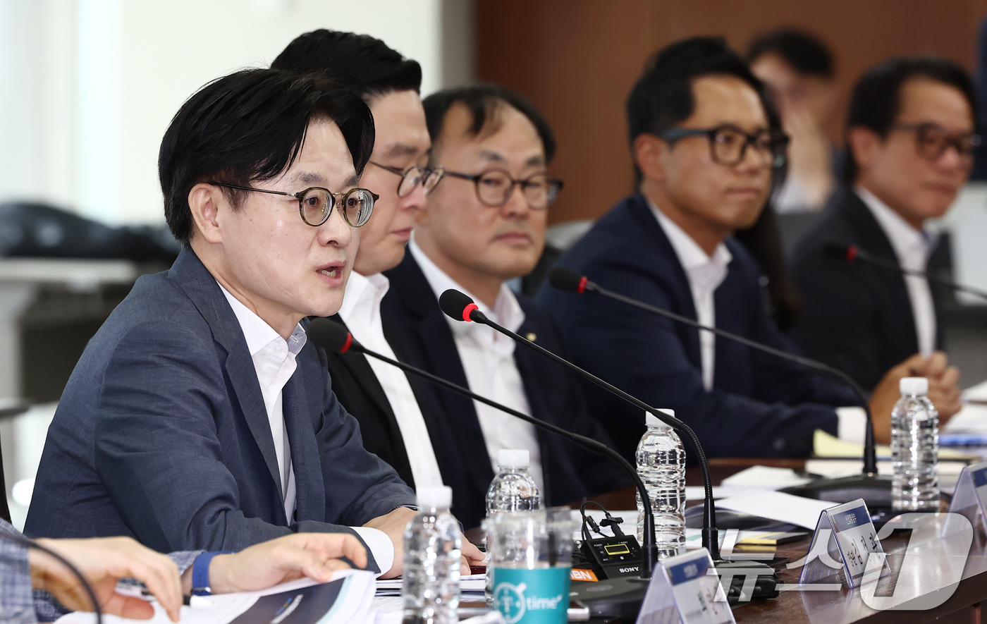 (서울=뉴스1) 김민지 기자 = 김정관 산업통상부 장관이 1일 오전 서울 영등포구 한국산업은행 본점에서 열린 '국민선장펀드-M.AX 프론티어 프로젝트 산업통상부·금융위원회 민관 합 …