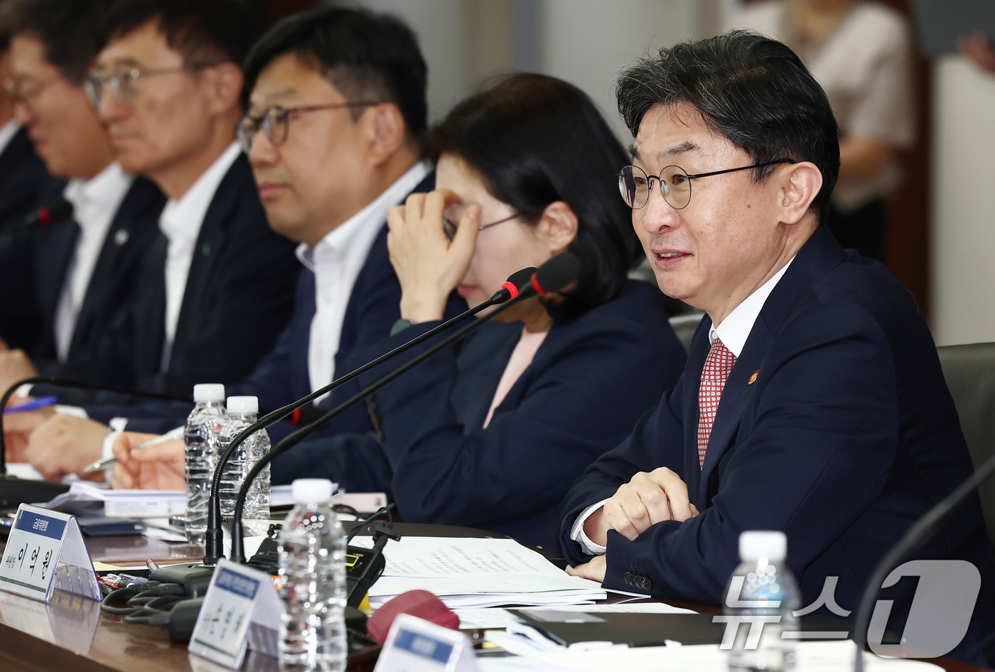 (서울=뉴스1) 김민지 기자 = 이억원 금융위원장이 1일 오전 서울 영등포구 한국산업은행 본점에서 열린 '국민선장펀드-M.AX 프론티어 프로젝트 산업통상부·금융위원회 민관 합동간담 …