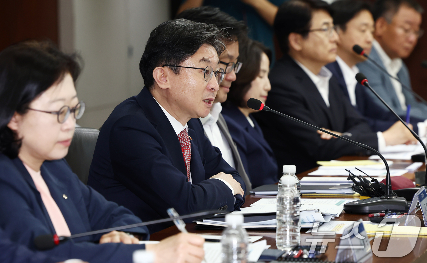 (서울=뉴스1) 김민지 기자 = 이억원 금융위원장이 1일 오전 서울 영등포구 한국산업은행 본점에서 열린 '국민선장펀드-M.AX 프론티어 프로젝트 산업통상부·금융위원회 민관 합동간담 …