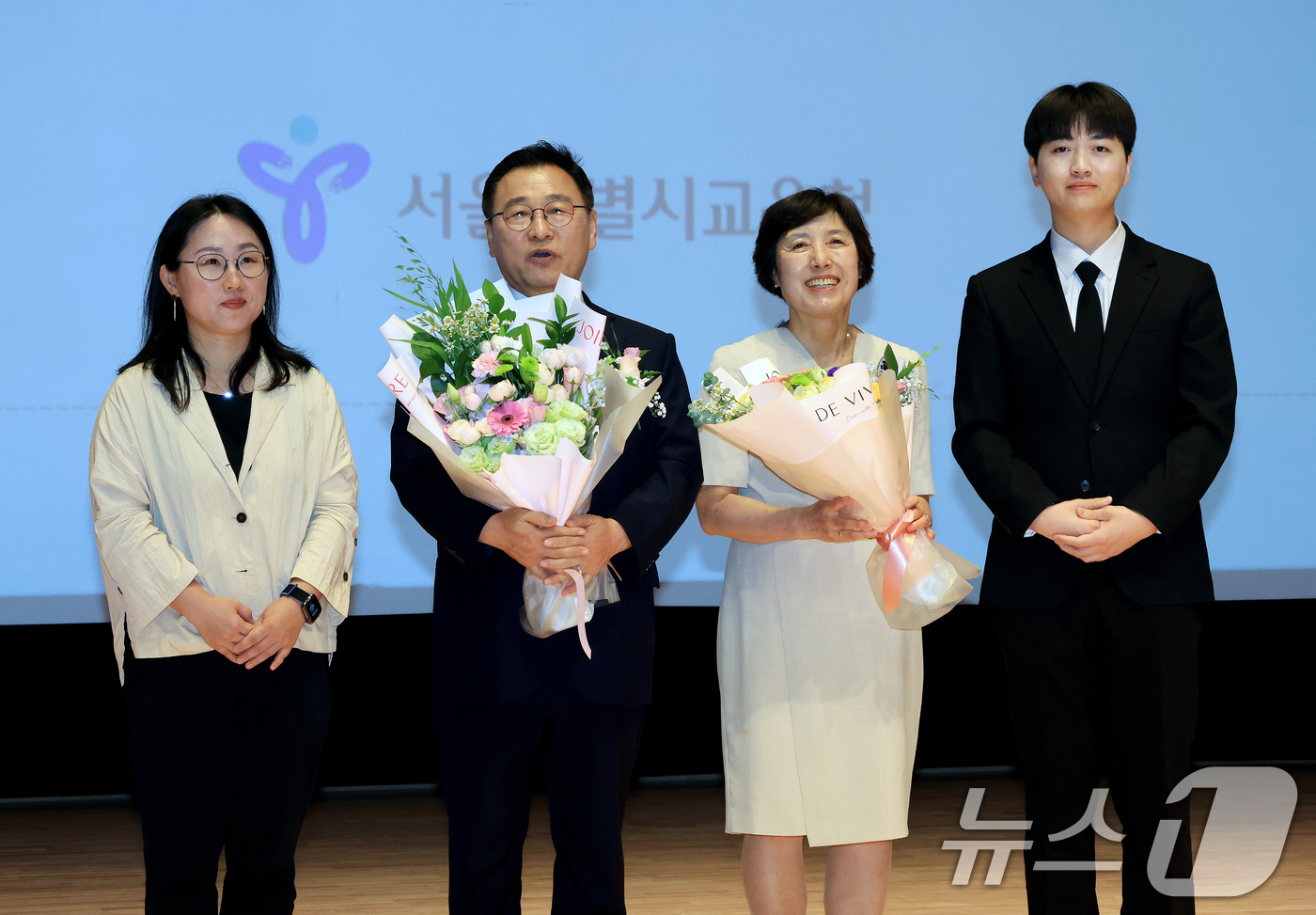 (서울=뉴스1) 이호윤 기자 = 정근식 서울시교육감이 1일 서울 용산구 서울특별시교육청 강당에서 열린 제24대 서울특별시교육감 취임식에서 꽃다발을 받고 소감을 말하고 있다. 202 …