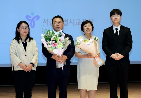 꽃다발 들고 소감 말하는 정근식 교육감