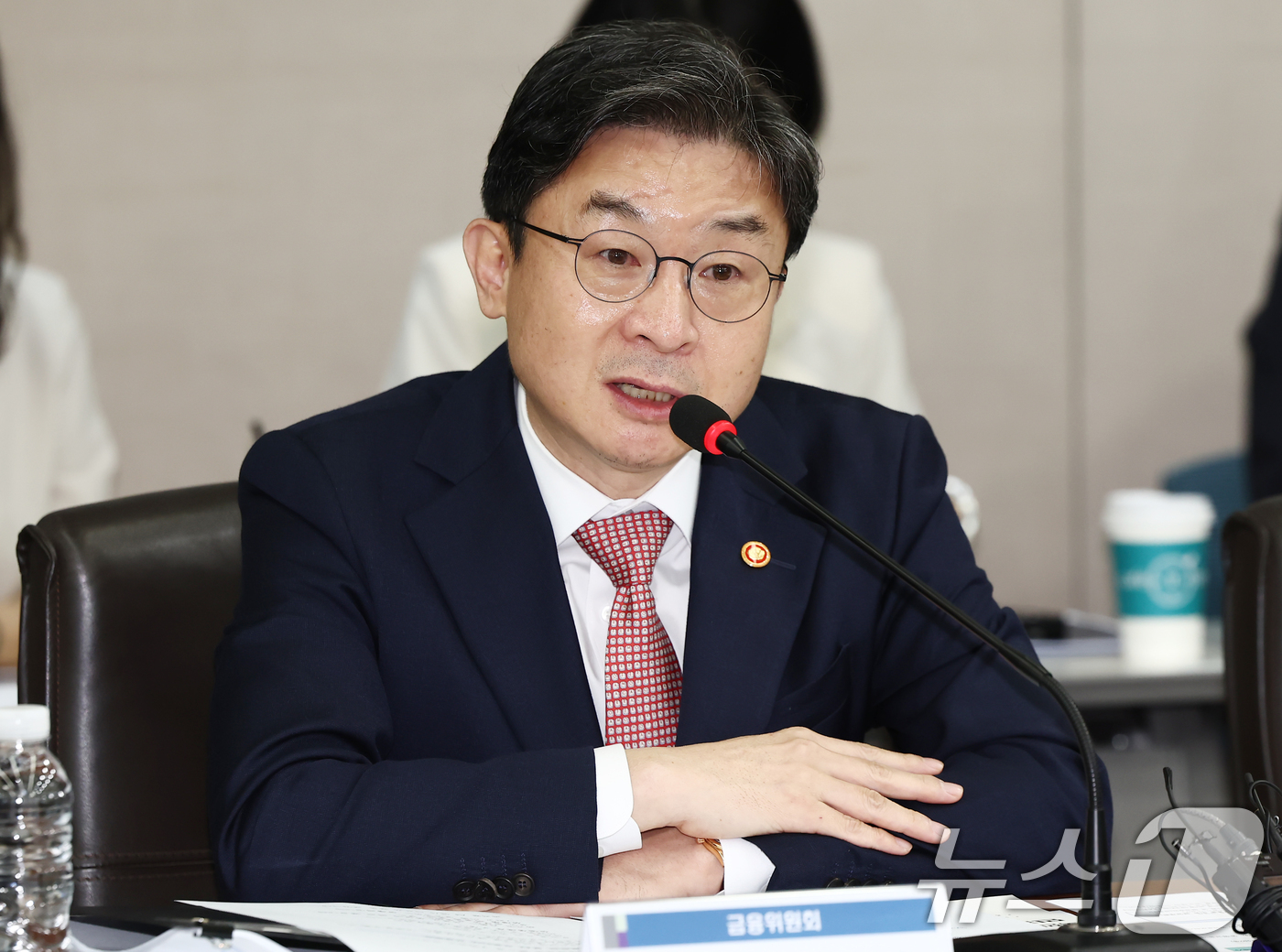 (서울=뉴스1) 김민지 기자 = 이억원 금융위원장이 1일 오전 서울 영등포구 한국산업은행 본점에서 열린 '국민선장펀드-M.AX 프론티어 프로젝트 산업통상부·금융위원회 민관 합동간담 …