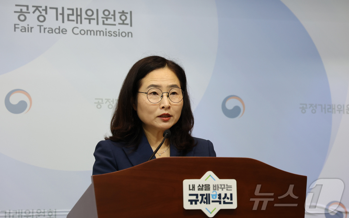 (세종=뉴스1) 김기남 기자 = 정희은 공정거래위원회 시장감시국장이 1일 세종시 정부세종청사에서 구글의 시장지배적 지위 남용 혐의에 대한 행위 사실, 위법성 판단 그리고 조치 의견 …