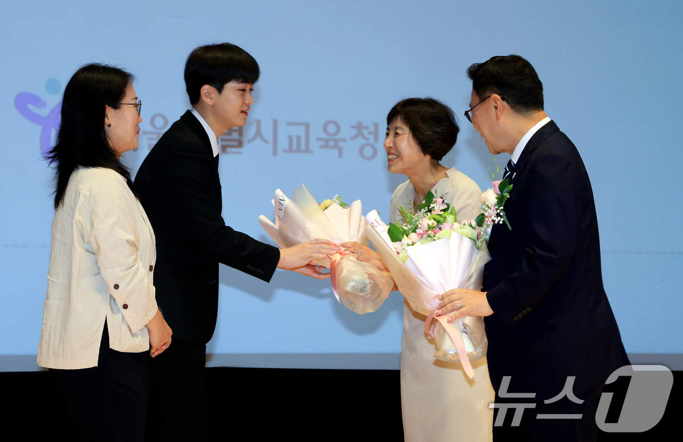 (서울=뉴스1) 이호윤 기자 = 정근식 서울시교육감이 배우자 은영씨와 1일 서울 용산구 서울특별시교육청 강당에서 열린 제24대 서울특별시교육감 취임식에서 꽃다발을 받고 있다. 20 …