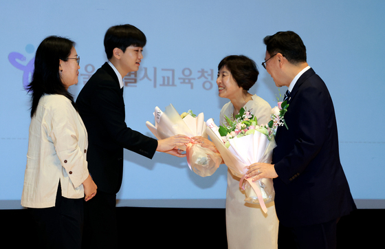 꽃다발 받는 정근식 교육감 부부