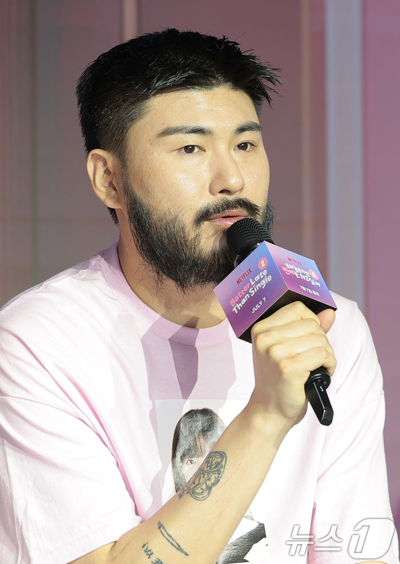 (서울=뉴스1) 권현진 기자 = 가수 카더카든이 1일 서울 마포구 호텔 나루 서울 엠갤러리에서 열린 넷플릭스 예능 ‘모태솔로지만 연애는 하고 싶어’ 시즌2 제작발표회에서 인사말을 …