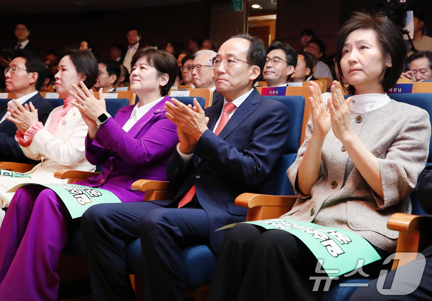 (대구=뉴스1) 공정식 기자 = 추경호 대구시장이 1일 오전 대구 달서구 대구문화예술회관 팔공홀에서 열린 제36대 대구광역시장 취임식에서 시민 축하 메시지 영상에 손뼉을 치고 있다 …