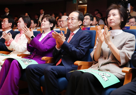 손뼉 치는 추경호 대구시장