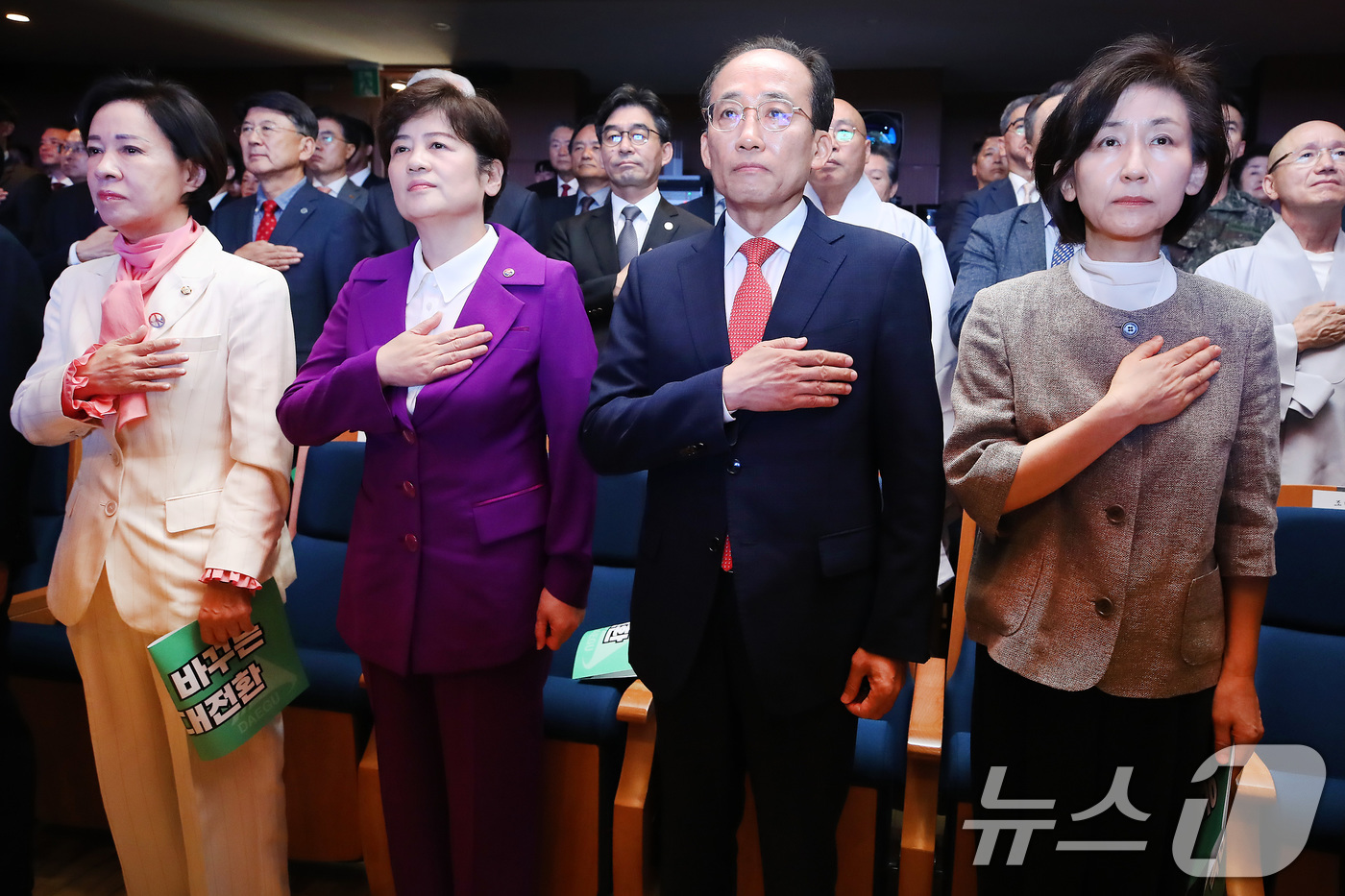 (대구=뉴스1) 공정식 기자 = 추경호 대구시장이 1일 오전 대구 달서구 대구문화예술회관 팔공홀에서 열린 제36대 대구광역시장 취임식에서 국기에 대한 경례를 하고 있다. 2026. …