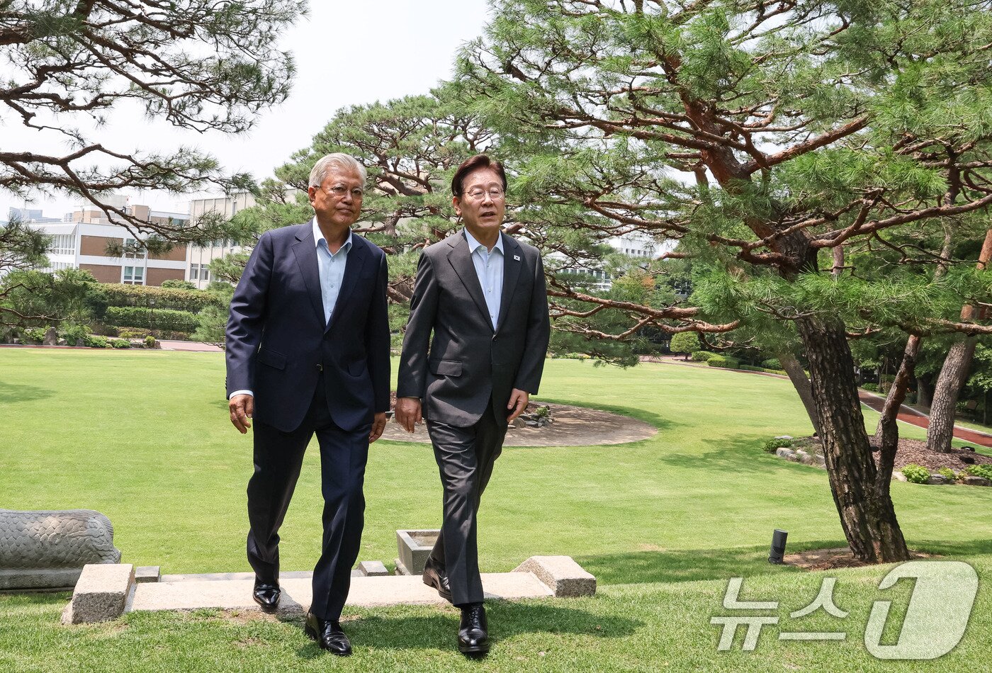 본문 이미지 - 이재명 대통령과 문재인 전 대통령이 1일 청와대 상춘재에서 열린 오찬 회동에 입장하고 있다. 2026.7.1 ⓒ 뉴스1 허경 기자