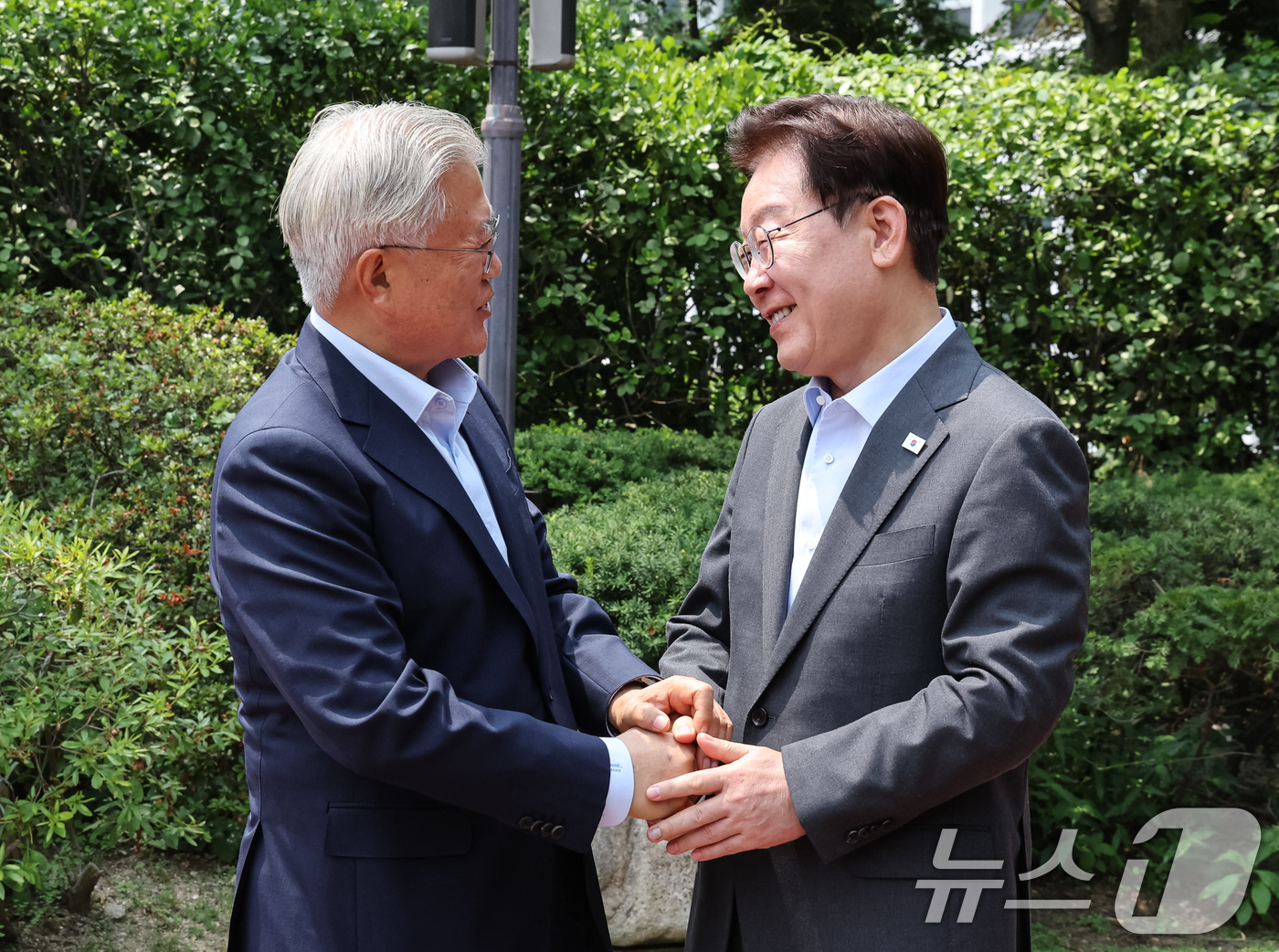 (서울=뉴스1) 허경 기자 = 이재명 대통령과 문재인 전 대통령이 1일 청와대 상춘재에서 열린 오찬 회동에 앞서 인사를 나누고 있다. 2026.7.1/뉴스1