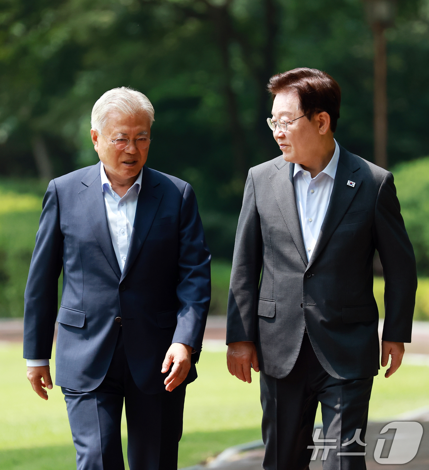 (서울=뉴스1) 허경 기자 = 이재명 대통령과 문재인 전 대통령이 1일 청와대 상춘재에서 열린 오찬 회동에 입장하고 있다. 2026.7.1/뉴스1