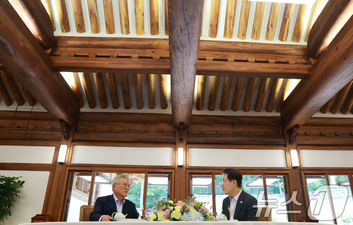 (서울=뉴스1) 허경 기자 = 문재인 전 대통령이 1일 청와대 상춘재에서 열린 이재명 대통령과의 오찬 회동에서 발언하고 있다. 2026.7.1/뉴스1