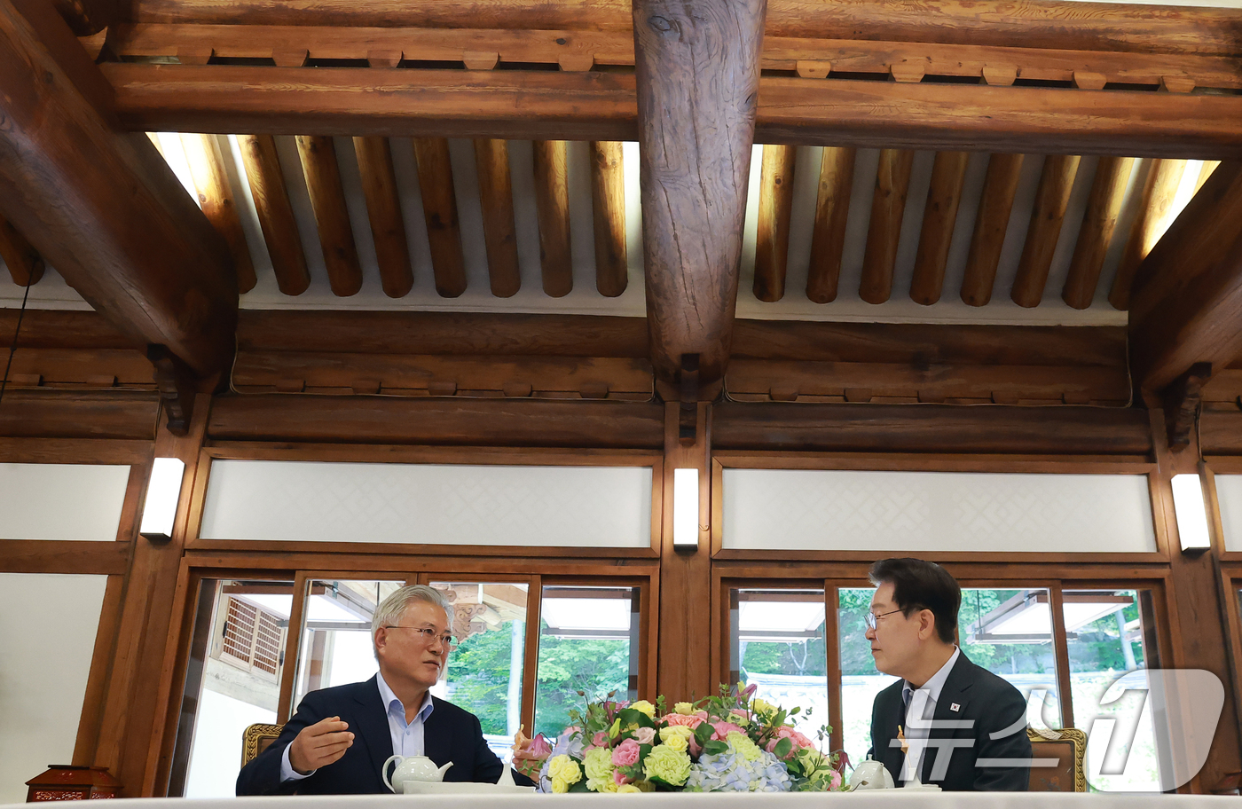(서울=뉴스1) 허경 기자 = 문재인 전 대통령이 1일 청와대 상춘재에서 열린 이재명 대통령과의 오찬 회동에서 발언하고 있다. 2026.7.1/뉴스1