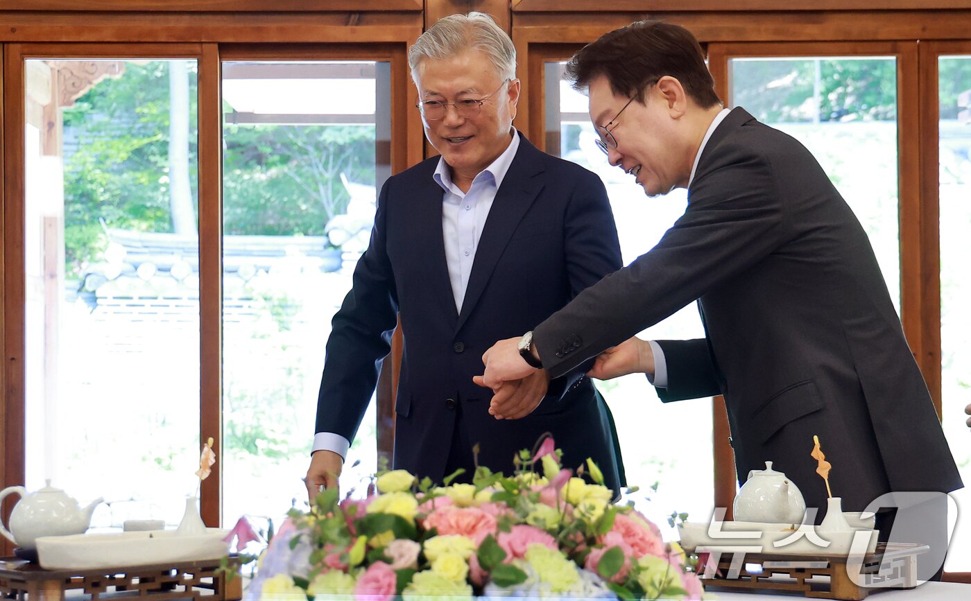 본문 이미지 - 이재명 대통령과 문재인 전 대통령이 1일 청와대 상춘재에서 열린 오찬 회동에 입장하고 있다. 2026.7.1 ⓒ 뉴스1 허경 기자