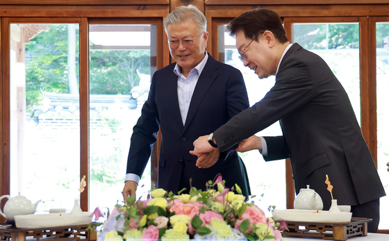 오찬 회동 입장하는 이재명 대통령·문재인 전 대통령