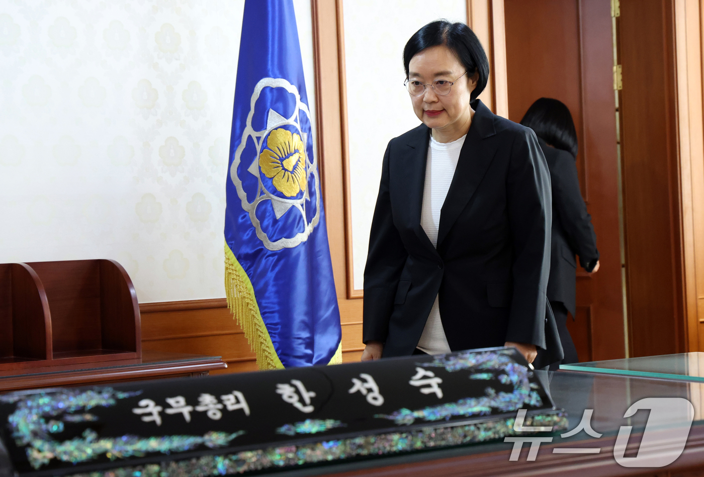 (서울=뉴스1) 김명섭 기자 = 한성숙 국무총리가 1일 오전 서울 종로구 세종대로 정부서울청사에서 취임 후 첫 업무를 시작하고 있다. 2026.7.1/뉴스1