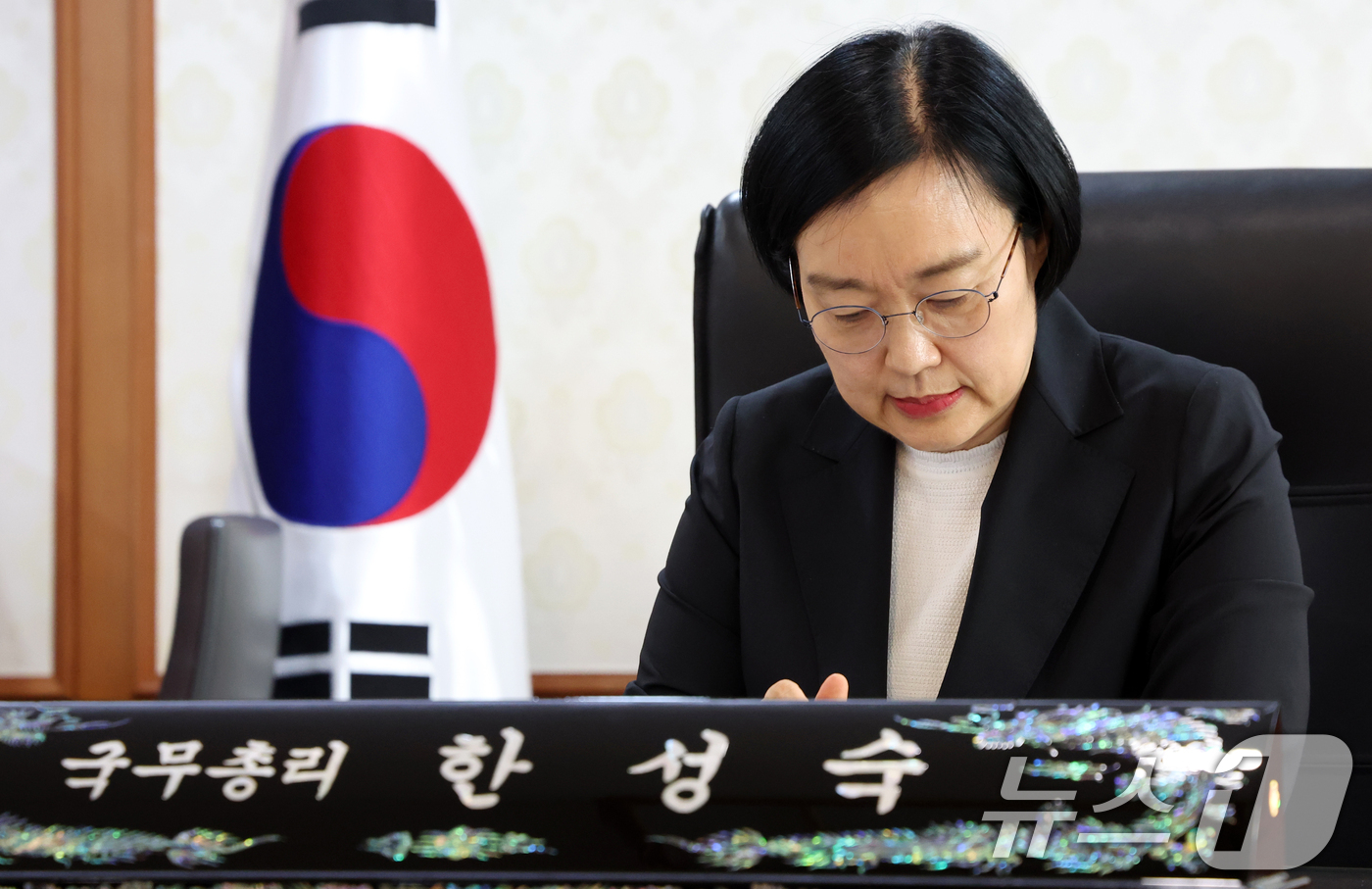 (서울=뉴스1) 김명섭 기자 = 한성숙 국무총리가 1일 오전 서울 종로구 세종대로 정부서울청사에서 취임 후 첫 업무를 시작하고 있다. 2026.7.1/뉴스1