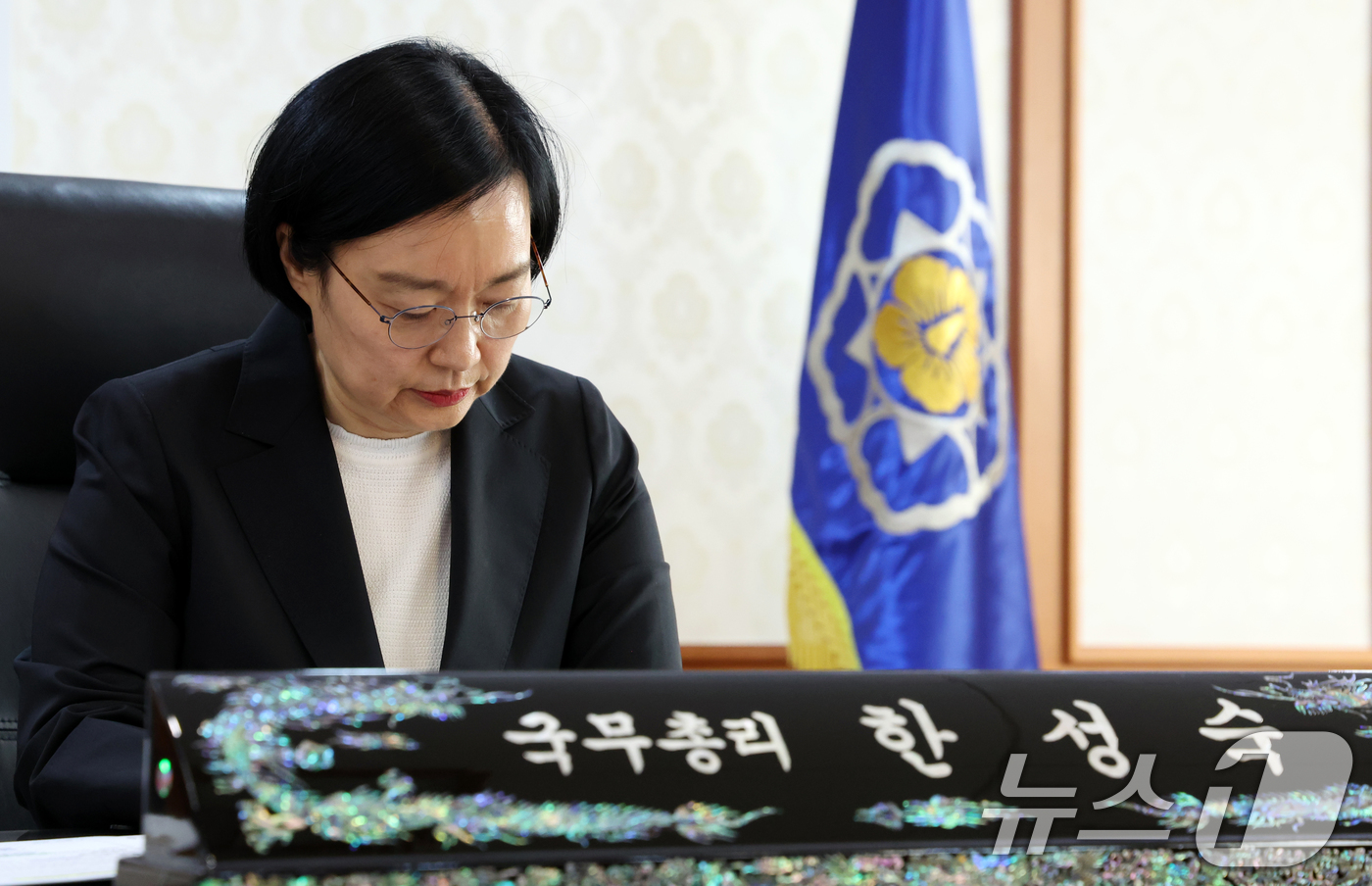 (서울=뉴스1) 김명섭 기자 = 한성숙 국무총리가 1일 오전 서울 종로구 세종대로 정부서울청사에서 취임 후 첫 업무를 시작하고 있다. 2026.7.1/뉴스1