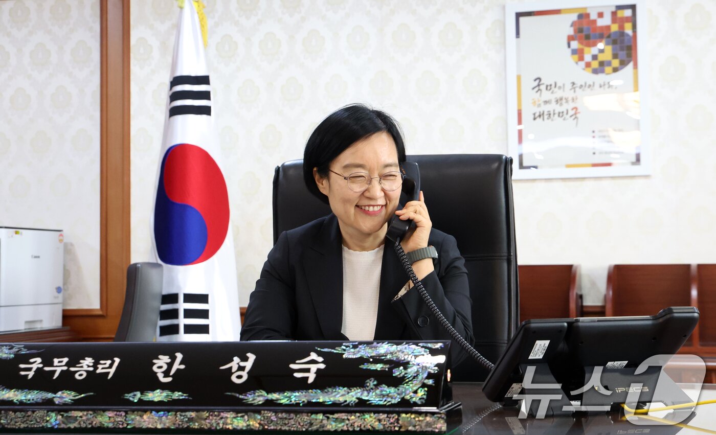 본문 이미지 - 한성숙 국무총리가 1일 오전 서울 종로구 세종대로 정부서울청사에서 취임 후 첫 업무를 시작하고 있다. 2026.7.1 ⓒ 뉴스1 김명섭 기자