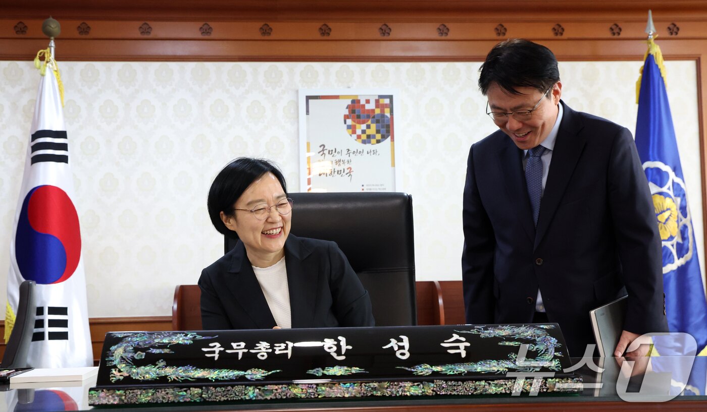 본문 이미지 - 한성숙 국무총리가 1일 오전 서울 종로구 세종대로 정부서울청사에서 취임 후 첫 업무를 시작하고 있다. 2026.7.1 ⓒ 뉴스1 김명섭 기자