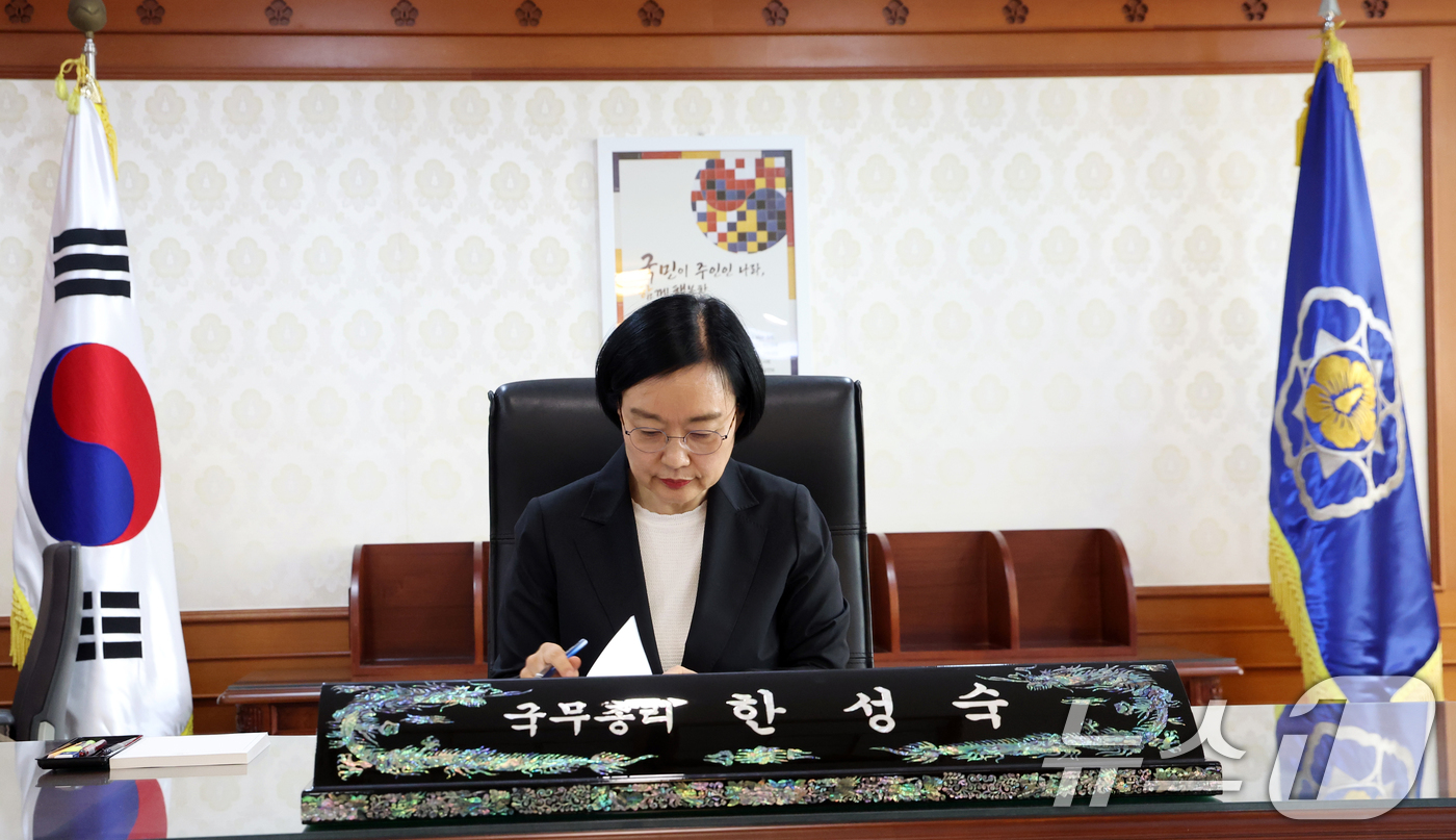 (서울=뉴스1) 김명섭 기자 = 한성숙 국무총리가 1일 오전 서울 종로구 세종대로 정부서울청사에서 취임 후 첫 업무를 시작하고 있다. 2026.7.1/뉴스1