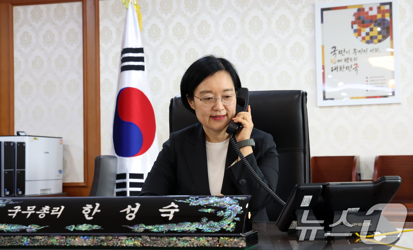 (서울=뉴스1) 김명섭 기자 = 한성숙 국무총리가 1일 오전 서울 종로구 세종대로 정부서울청사에서 취임 후 첫 업무를 시작하고 있다. 2026.7.1/뉴스1