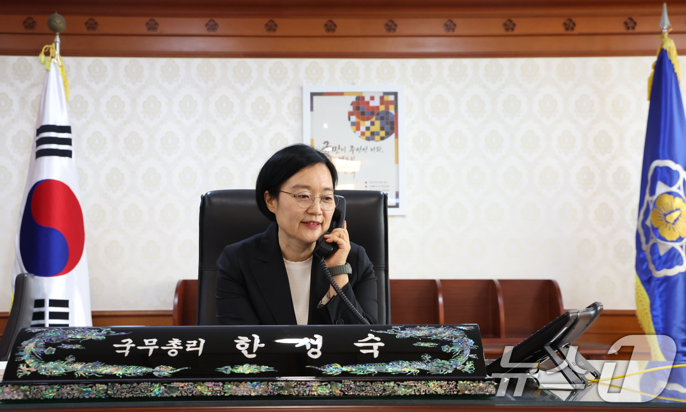 (서울=뉴스1) 김명섭 기자 = 한성숙 국무총리가 1일 오전 서울 종로구 세종대로 정부서울청사에서 취임 후 첫 업무를 시작하고 있다. 2026.7.1/뉴스1