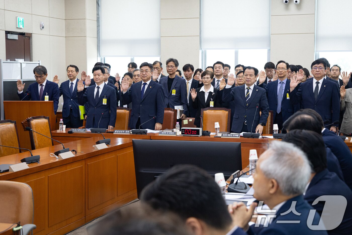 본문 이미지 - 노태악 전 중앙선거관리위원장과 윤호중 행정안전부 장관을 비롯한 증인들이 1일 서울 여의도 국회에서 열린 제436회 국회(임시회) 제9회 전국동시지방선거 투표용지 부족사태 등 국민참정권 침해 진상규명 및 선거관리 개혁을 위한 국정조사특별위원회 제3차 전체회의에서 증인 선서를 하고 있다. 2026.7.1 ⓒ 뉴스1 유승관 기자