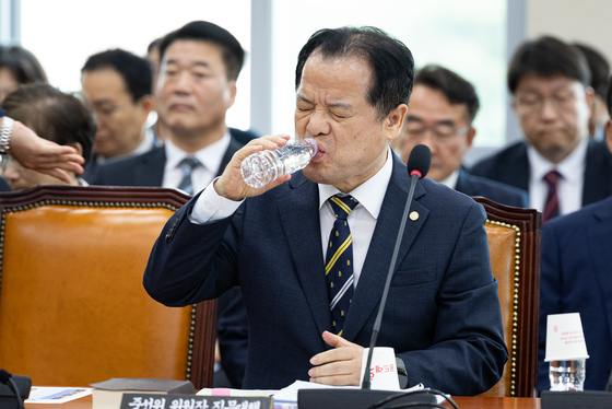 서범수 "거취 결정 안 하나"…위철환 "사퇴가 더 무책임"