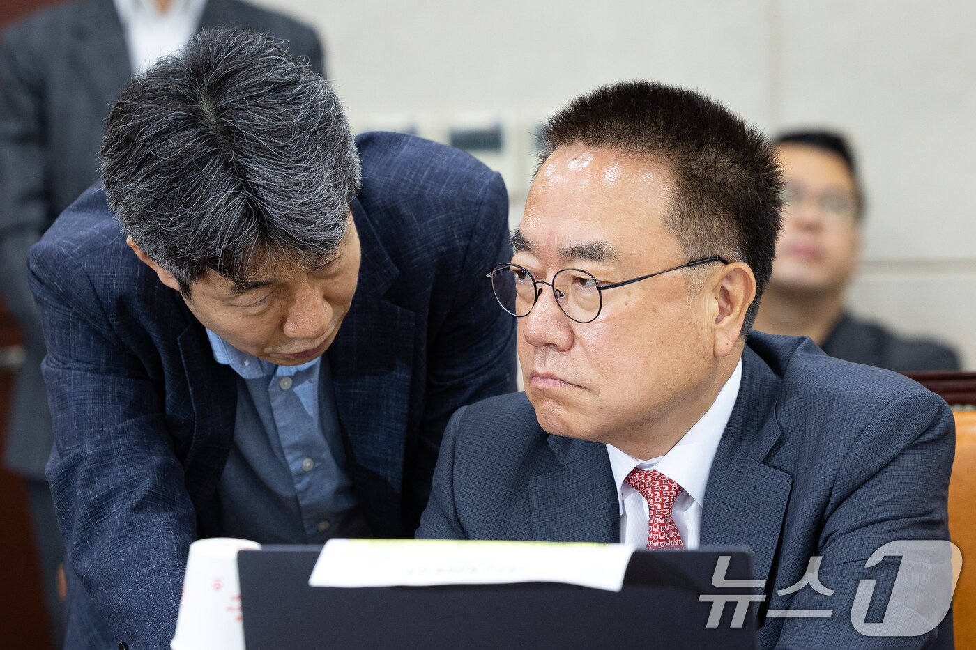 본문 이미지 - 1일 서울 여의도 국회에서 열린 제436회 국회(임시회) 제9회 전국동시지방선거 투표용지 부족사태 등 국민참정권 침해 진상규명 및 선거관리 개혁을 위한 국정조사특별위원회 제3차 전체회의에서 더불어민주당 윤건영, 국민의힘 서범수 간사가 대화하고 있다. 2026.7.1 ⓒ 뉴스1 유승관 기자