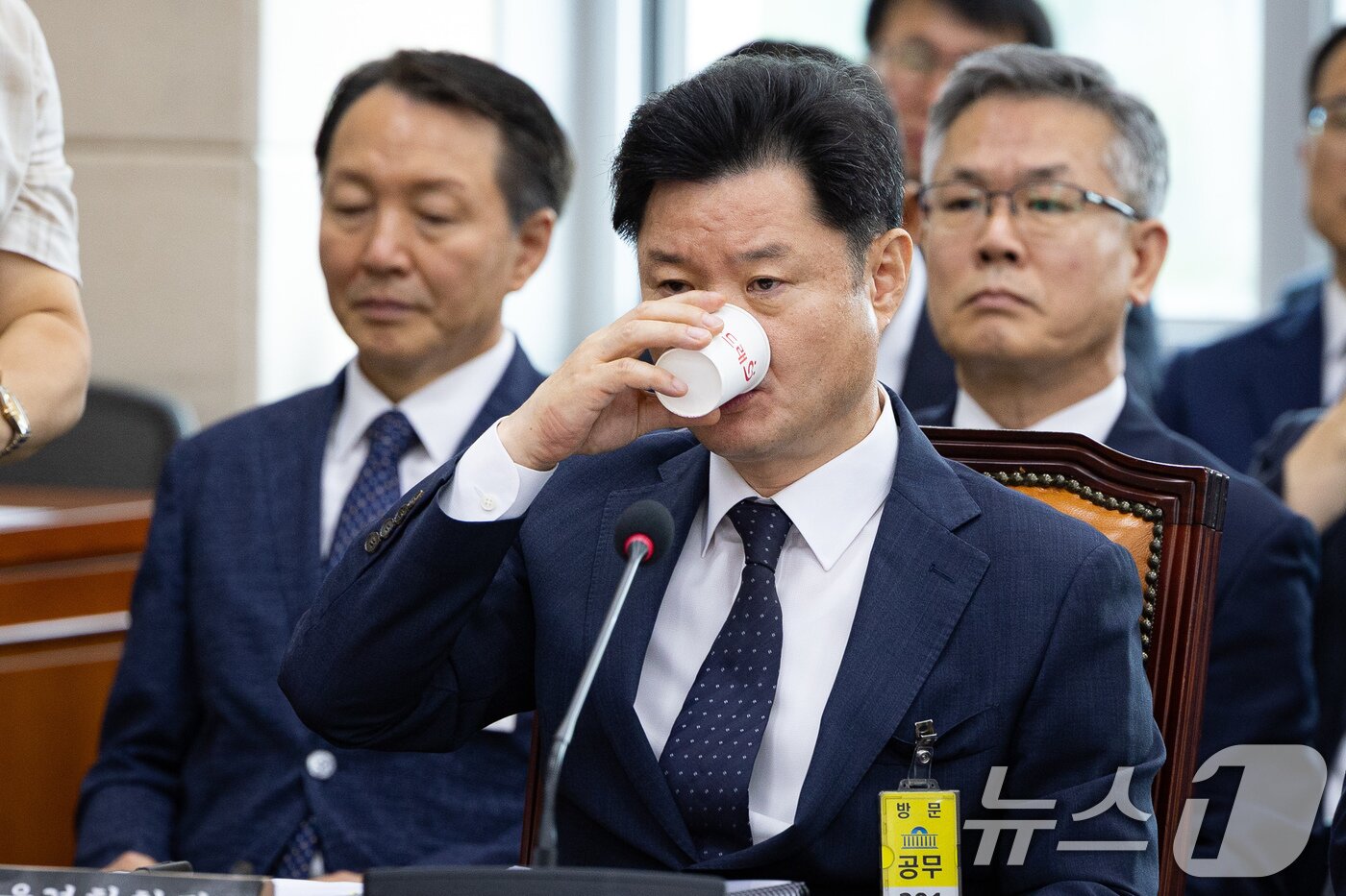 본문 이미지 - 박정보 서울경찰청장이 1일 서울 여의도 국회에서 열린 제436회 국회(임시회) 제9회 전국동시지방선거 투표용지 부족사태 등 국민참정권 침해 진상규명 및 선거관리 개혁을 위한 국정조사특별위원회 제3차 전체회의에 출석해 물을 마시고 있다. ⓒ 뉴스1 유승관 기자