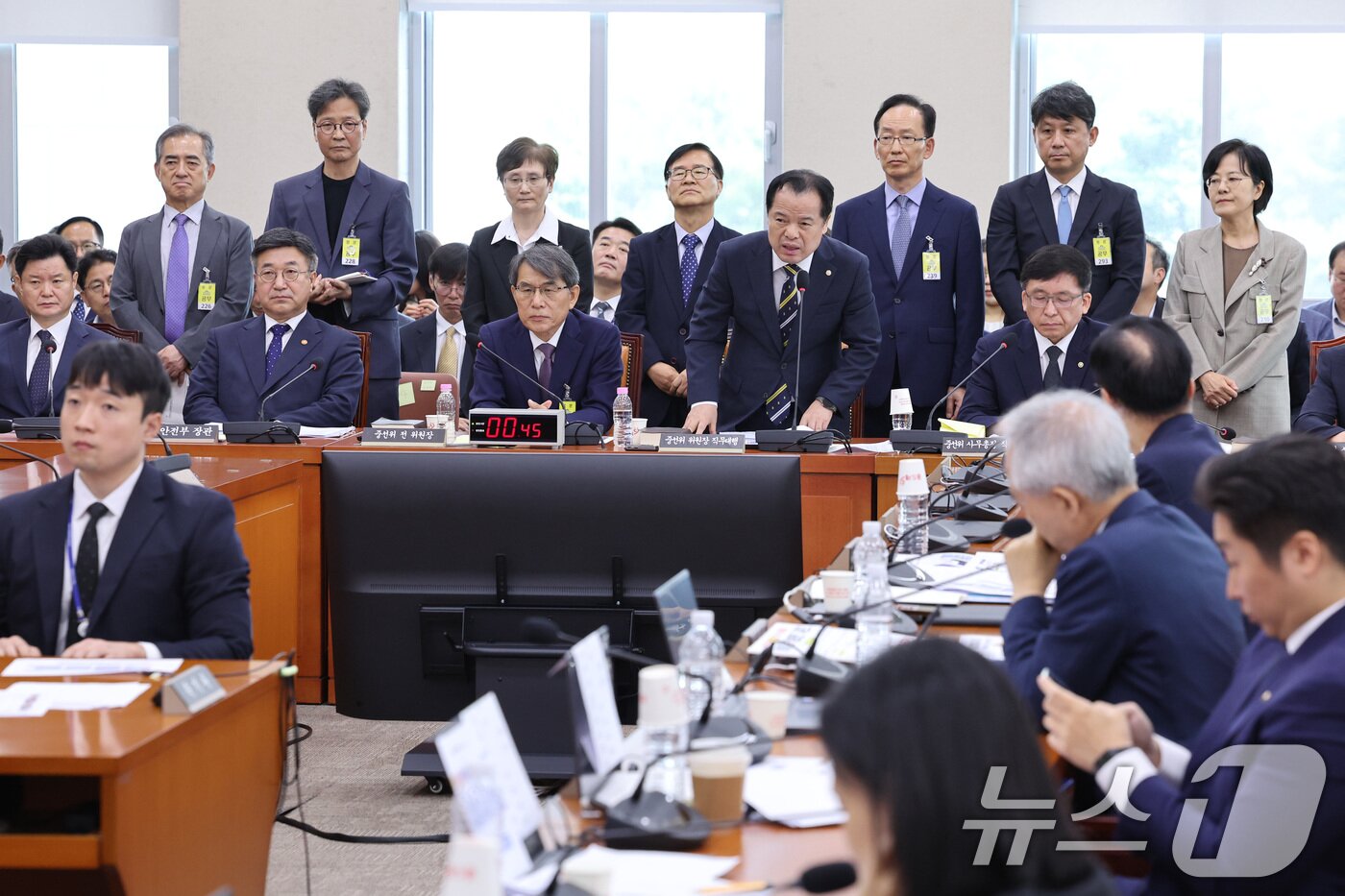 본문 이미지 - 위철환 직무대행을 비롯한 중앙선거관리위원회 위원들이 1일 서울 여의도 국회에서 열린 제9회전국동시지방선거투표용지부족 사태 등 국민참정권침해진상규명 및 선거관리개혁을 위한 국정조사 특별위원회에서 의원 질의에 답변하고 있다. 2026.7.1 ⓒ 뉴스1 신웅수 기자