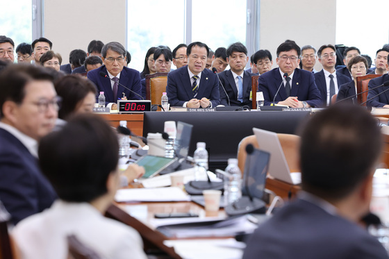 국조특위, 송파선관위서 "참정권 박탈한 민주주의 배임 혐의" 질타