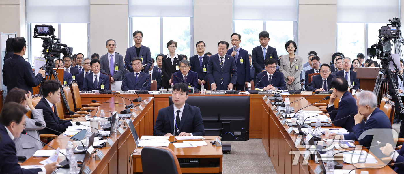 (서울=뉴스1) 신웅수 기자 = 위철환 직무대행을 비롯한 중앙선거관리위원회 위원들이 1일 서울 여의도 국회에서 열린 제9회전국동시지방선거투표용지부족 사태 등 국민참정권침해진상규명 …