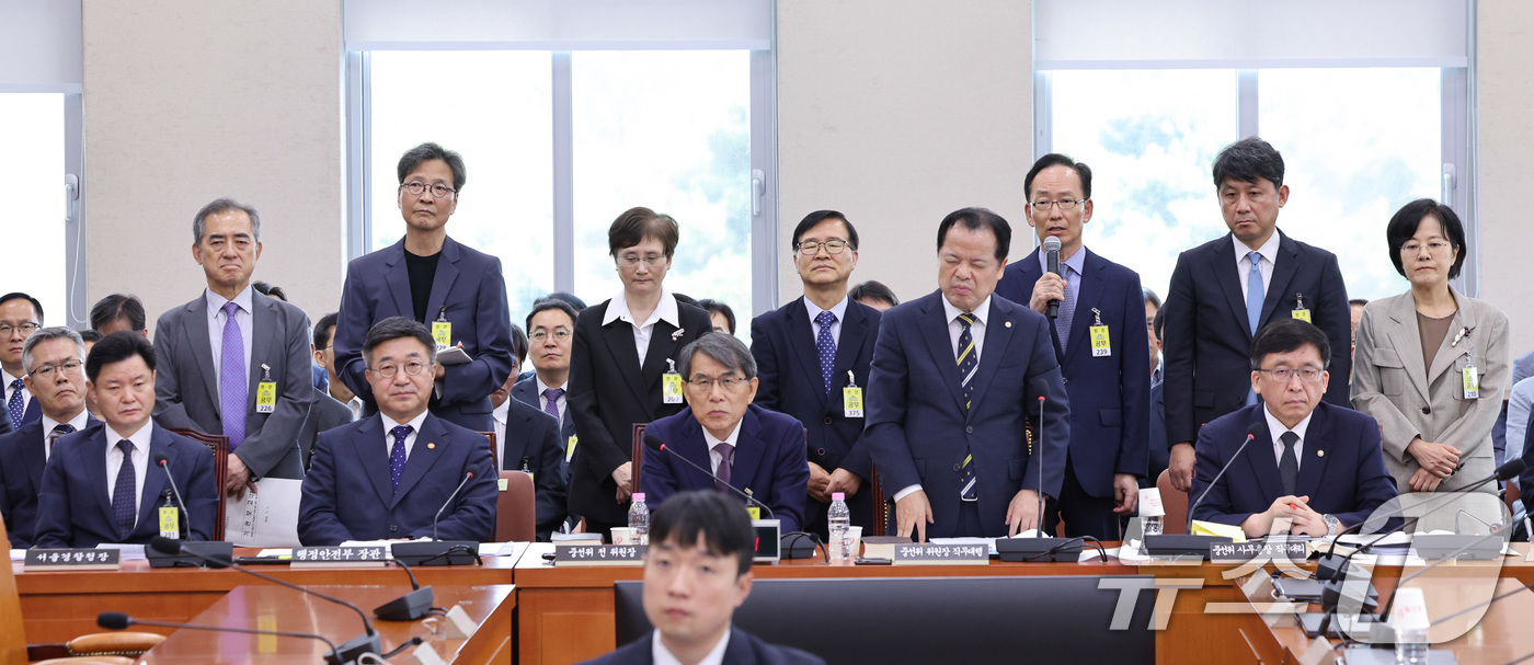 (서울=뉴스1) 신웅수 기자 = 위철환 직무대행을 비롯한 중앙선거관리위원회 위원들이 1일 서울 여의도 국회에서 열린 제9회전국동시지방선거투표용지부족 사태 등 국민참정권침해진상규명 …