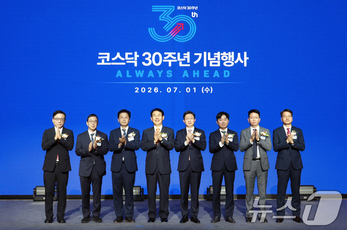 (서울=뉴스1) = 1일 서울 영등포구 콘래드호텔에서 열린 코스닥시장 개설 30주년기념식에서 참석자들이 기념촬영을 하고 있다.왼쪽부터 김세완 자본시장연구원장, 송병준 벤처기업협회장 …