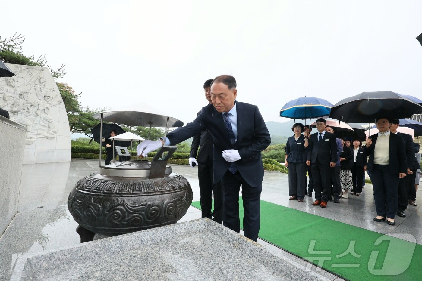 본문 이미지 - 1일 한득수 전북 임실군수가 취임식에 앞서 호국원을 찾아 분향하고 있다.(임실군제공, 재판매 및 DB금지)2026.7.1